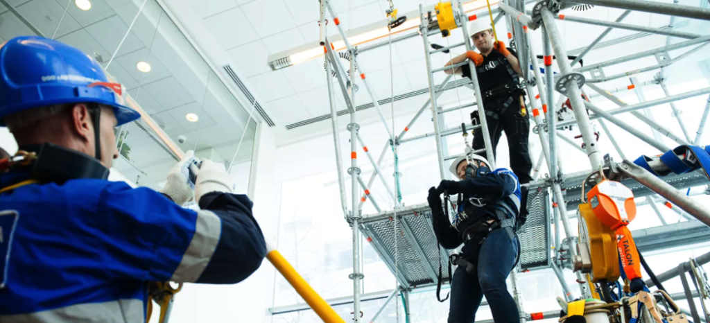Защита для работы на высоте – основные устройства, инструменты и приспособления